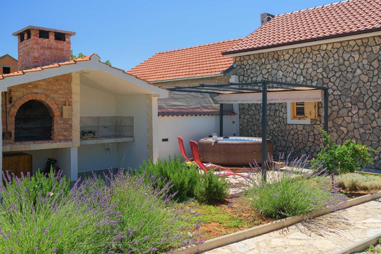 Holiday home Frane Ladevci