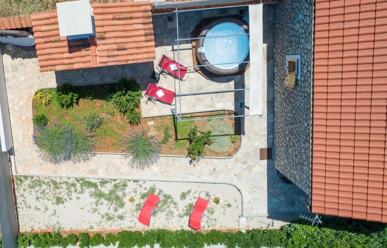 Holiday home Frane Ladevci
