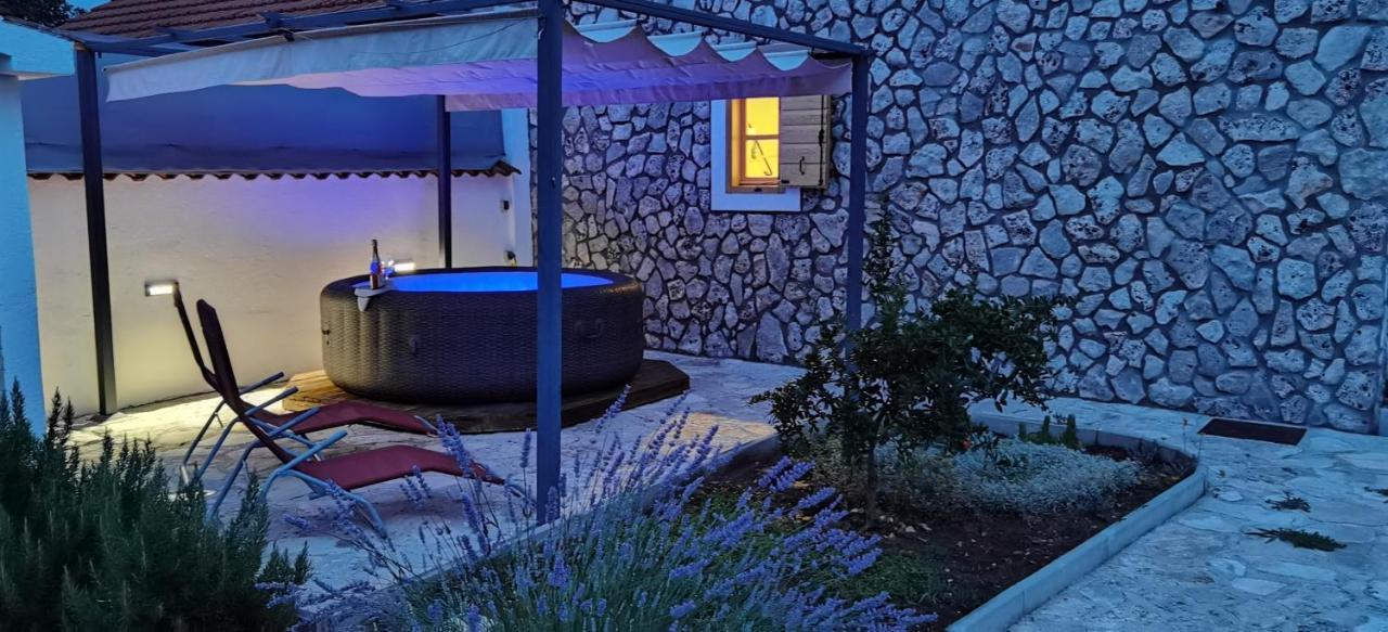 Holiday home Frane Ladevci