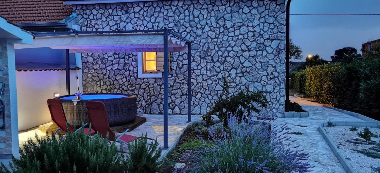 Holiday home Frane Ladevci